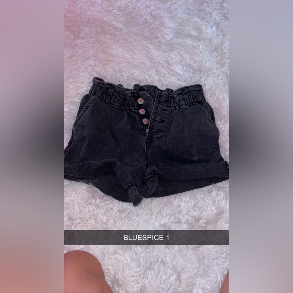 Bluespice ruffled jean shorts. Size 1. $15+shipping.